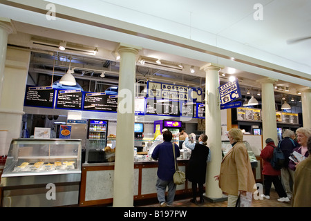 MASSACHUSETTS Boston Quincy Market Lebensmittel und Geschenk Markt Boston Chowda Stand voll Stockfoto