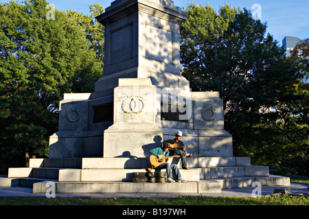 MASSACHUSETTS Boston zwei männlichen Gitarristen spielen sitzen auf Stufen des Bürgerkriegs Denkmal Boston Common Stockfoto