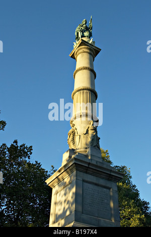 MASSACHUSETTS Boston zwei männlichen Gitarristen spielen sitzen auf Stufen des Bürgerkriegs Denkmal Boston gemeinen Soldaten und Matrosen-statue Stockfoto