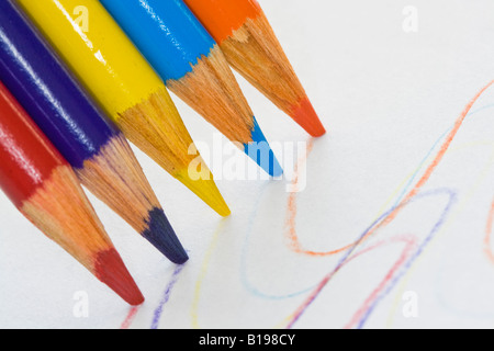 Buntstifte Zeichnungen Wellenlinien auf Papier Stockfoto