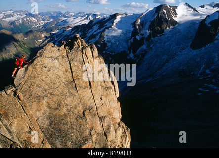 Eine Frau auf dem Gipfel Grat Eastpost Spire, Bugaboo Provincial Park in British Columbia, Kanada. Stockfoto