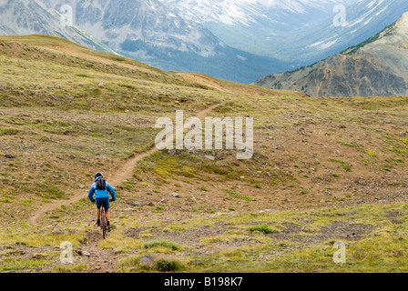 Mountainbiker fährt Rad nach unten aus Deer Pass, südlichen Chilcotin Mountains, British Columbia, Kanada. Stockfoto