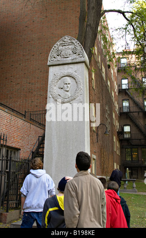 MASSACHUSETTS Boston Old Granary Burial Ground Website entlang Freedom Trail Denkmal für John Hancock jungen Aussehen am Denkmal Stockfoto