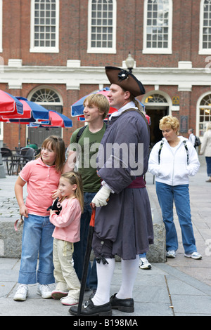 MASSACHUSETTS Boston Mann gekleidet in historischen Kostümen Pose mit Familie außerhalb Faneuil Hall Marketplace-Website entlang Freedom Trail Stockfoto