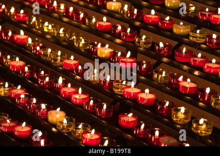 Zeile der kleinen brennenden Kerzen als Opfergaben in einer Kirche Notre Dame De La Garde, Marseille, Frankreich, Europa Stockfoto