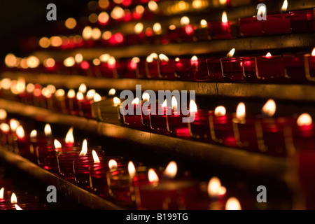 Zeile der kleinen brennenden Kerzen als Opfergaben in einer Kirche Notre Dame De La Garde, Marseille, Frankreich, Europa Stockfoto