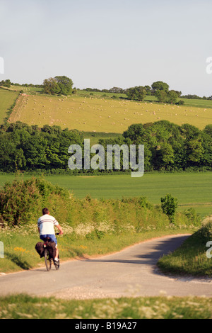 Vereinigtes Königreich West Sussex ein Radfahrer auf einer leeren Landstraße Stockfoto