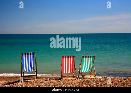 Drei bunte Liegestühle Blue Sky Summer-Tag am Strand Worthing Promenade West Sussex England Großbritannien UK Stockfoto