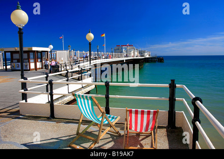 Bunten Liegestühlen blauen Himmel Sommertag viktorianischen Pier Worthing Promenade West Sussex England Großbritannien UK Stockfoto