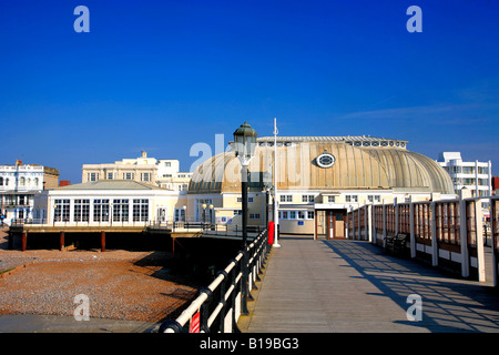 Das Pavilion Theatre auf den viktorianischen Pier Worthing Promenade West Sussex England Großbritannien U Stockfoto