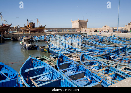 Blaue Fischerboote im Hafen. Essaouira, Marokko Stockfoto