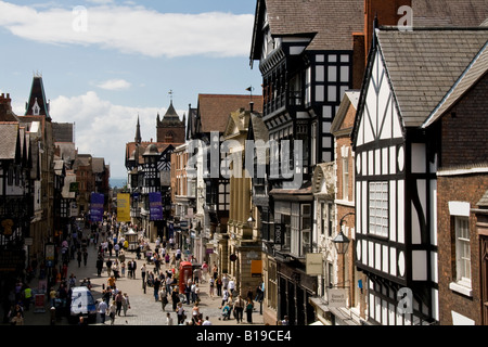 Auf der Suche nach Eastgate und Westgate Street im Stadtzentrum von Chester, Cheshire, England Stockfoto