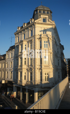 Eine historische Wohnung und Bürogebäude an der Ecke Esplanade und Colonnaden in Hamburg, Deutschland Stockfoto