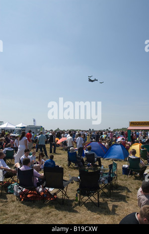 Zuschauer beobachten WWII Lancaster Bomber, flankiert von Hurricane und Spitfire über Biggin Hill in Kent UK Stockfoto