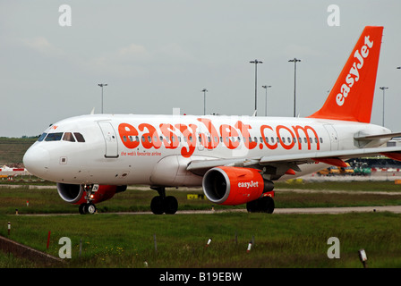 EasyJet Schweiz Airbus A319-Flugzeuge am Flughafen Birmingham, UK Stockfoto