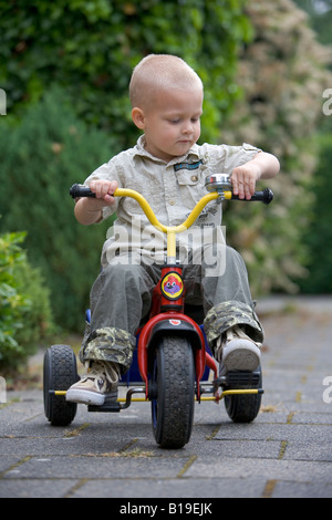 Blondes Kleinkind Spielzeug Fahrrad Stockfoto