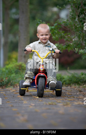Blondes Kleinkind Spielzeug Fahrrad Stockfoto