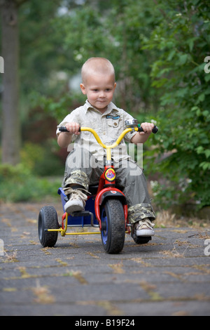 Blondes Kleinkind Spielzeug Fahrrad Stockfoto