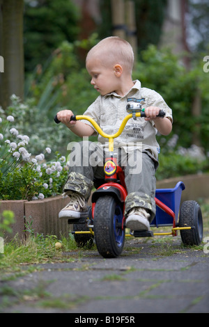 Blondes Kleinkind Spielzeug Fahrrad Stockfoto