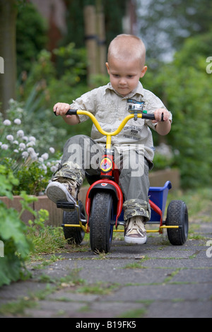 Blondes Kleinkind Spielzeug Fahrrad Stockfoto