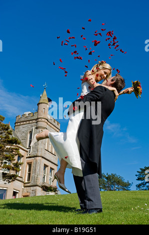 England, Nordirland, Belfast. Ein paar während ihrer Hochzeit im Hotel Culloden. (MR). Stockfoto