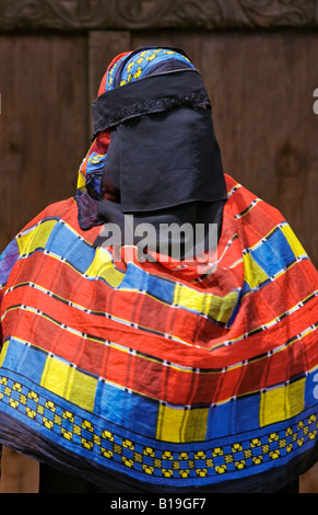 Kenia, Lamu Insel Lamu. Eine muslimische Frau von Lamu Town tragen einen Buibui oder Gesicht Schleier mit einem bunt dekorierte Wrap. Stockfoto