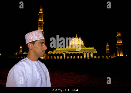 Oman, Maskat, Ghala, Al Ghubrah (große Moschee) Moschee nachts beleuchtet. Stockfoto