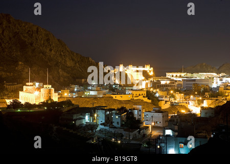 Oman, Maskat, Altstadt. Fort Mirani beleuchtet mit Scheinwerfern, von den Portugiesen im 16. Jahrhundert erbaut. Stockfoto