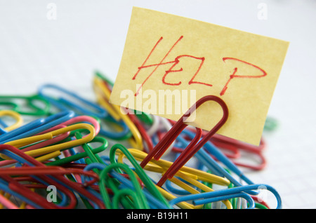 Büroklammern und Post es beachten Sie mit Hilfe geschrieben - Organisation / Büro / work Konzept Stockfoto