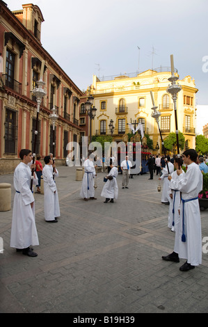 Spanien, Andalusien, Sevilla. Ministranten tragen Kerzen durch die Straßen während einer Prozession von einem katholischen Bruderschaften Stockfoto