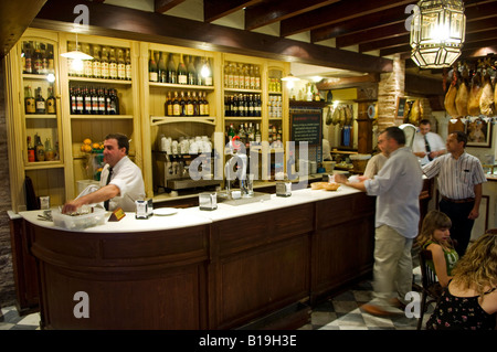 Spanien, Andalusien, Sevilla. Innenraum einer Tapas-bar im Barrio Santa Cruz. Stockfoto