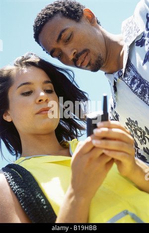 Paar mit Handy, niedrigen Winkel Ansicht Stockfoto