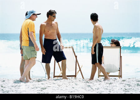 Drei-Generationen-Familie am Strand, in voller Länge Stockfoto