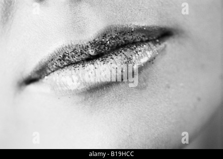 Glitzer auf die Lippen Frau, Nahaufnahme, schwarz und weiß Stockfoto