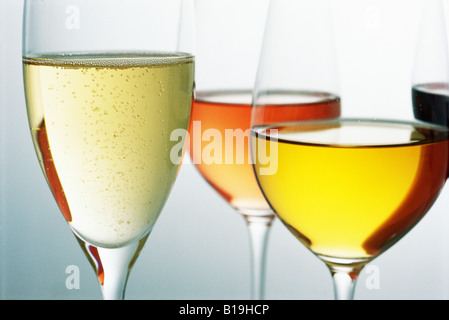 Große Auswahl an Weinen in Weingläser Stockfoto