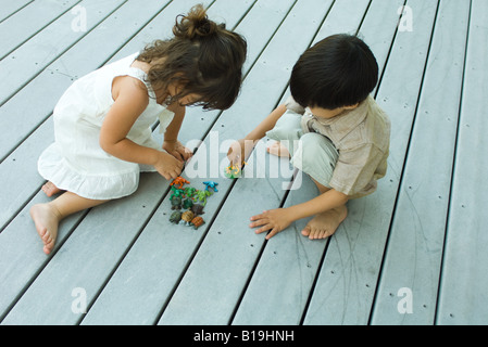 Jungen und Mädchen spielen auf deck Stockfoto