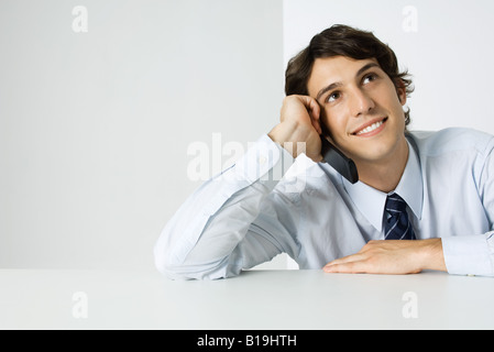 Junger Mann mit Handy, nachschlagen, Lächeln Stockfoto