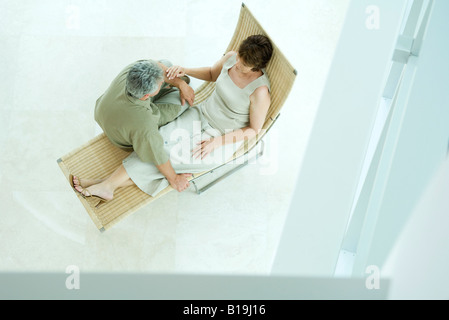 Älteres paar sitzen zusammen auf Lounge-Sessel, erhöhte Ansicht Stockfoto