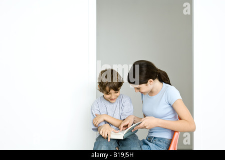 Preteen Mädchen und kleinen Bruder Lesebuch zusammen Stockfoto