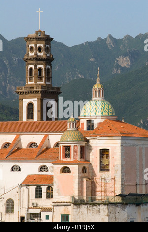 Blick auf die grüne Kuppelkirche der Collegiata di Santa Maria Maddalena Penitente, Atrani, Kampanien, Italien Stockfoto