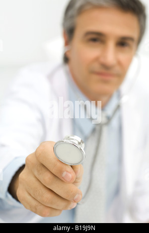 Arzt Holding Stethoskop in Richtung Kamera, Fokus auf Vordergrund Stockfoto