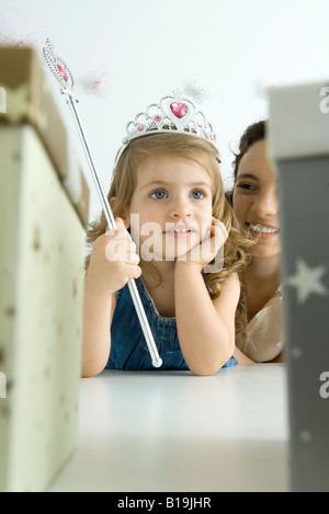 Kleines Mädchen, gekleidet wie eine Prinzessin, hand unter Kinn, wegschauen Stockfoto