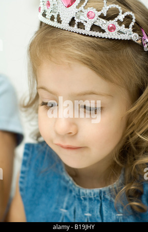 Kleine Mädchen tragen Spielzeug Tiara, blickte, Nahaufnahme Stockfoto