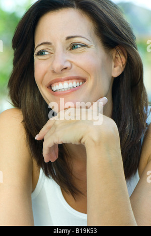 Frau, Lächeln, Hand unter Kinn, Porträt Stockfoto