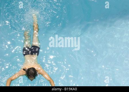 Mann, Schwimmen im Pool, erhöhte Ansicht Stockfoto