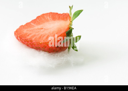 Frische Erdbeeren halbe auf Baumwolle, close-up Stockfoto