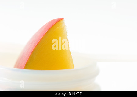 Mango-Slice in kleinen Glas, Nahaufnahme Stockfoto