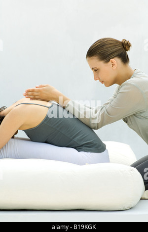 Massage-Therapeut geben Frau eine Rückenmassage Stockfoto
