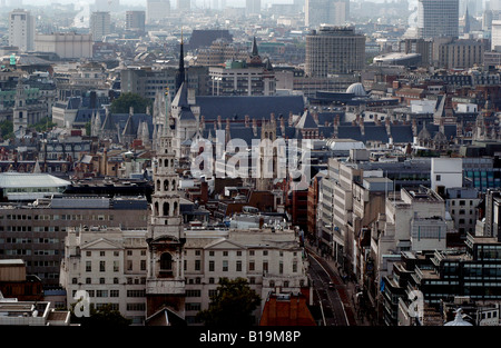 London City St Pauls Cathedral Fleet Street St Brides Law courts Stockfoto