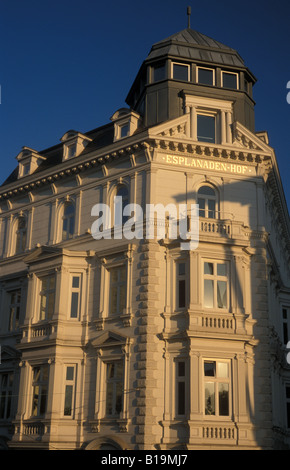 Eine historische Wohnung und Bürogebäude an der Ecke Esplanade und Colonnaden in Hamburg, Deutschland Stockfoto